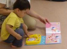 リズムたいこえほんを楽しむ子ども